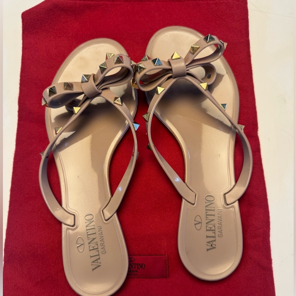 Valentino Garavani Nude Flip Flop Sandals with Rock Studs Elegant Bow - box and - Picture 5 of 9